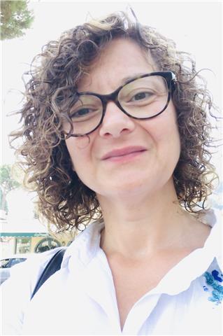 Diplomata in liceo classico con conoscenze di medio livello per le lingue inglese e francese