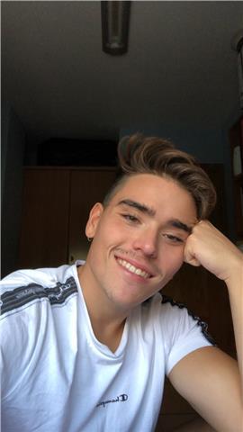 Soy estudiante de segundo año en el grado de economia. soy una persona que le gusta mucho aprender y mucho mas enseñar