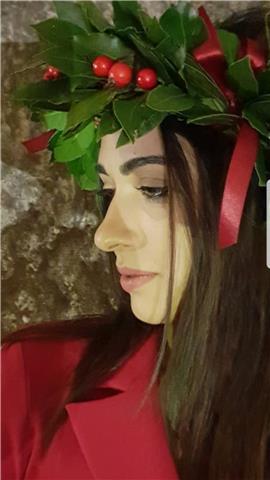 Insegnante italiano, latino, greco e diritto.Laureata in legge con lode, avvocato e tirocinante presso uffici giudiziari