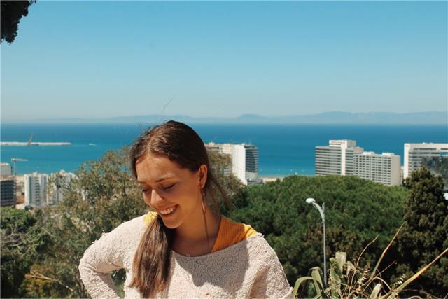 Doy clases de catalán, castellano, inglés o francés. puedo dar clases de matemáticas o economia para niveles de eso o primaria