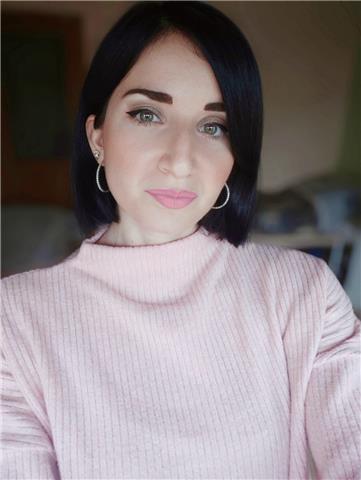 Ragazza diplomata con indirizzo magistrale impartisce lezioni private in scuole primarie