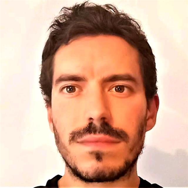 Licenciado en filología hispánica, con máster de profesorado, titulación acreditada por el cervantes, y experiencia como profesor de lengua y literatura y de ele