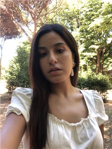 Ragazza diplomata di pescia disponibile soprattutto per ripetizioni di spagnolo di livello B2 ma anche di inglese e francese sempre B2