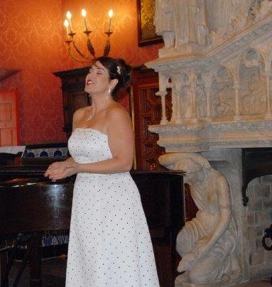 Soprano profesional, coach vocal, interpretación estilística y rehabilitación vocal