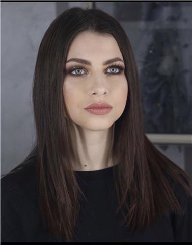 studentessa offre lezioni di design della moda