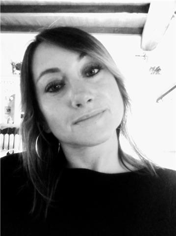 Insegnante di matematica impartisce lezioni a studenti di tutte le età per comprendere meglio una materia davvero difficile