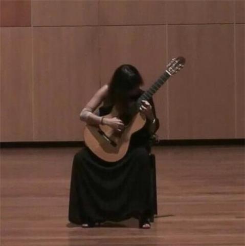 Licenciada en guitarra clásica se ofrece para dar clases