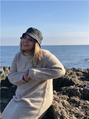 Studentessa laureanda in mediazione linguistica, offro ripetizioni di italiano, inglese e spagnolo ad alunni di tutte le età, dalle elementari al liceo. Ho esperienza soprattutto con i bambini. Le lezioni possono essere fatte su ogni tipo di piattaforma o