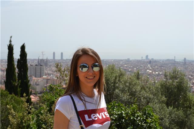 Diplomata in ragioneria ad indirizzo linguistico