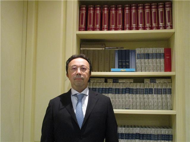 avvocato e docente offre lezioni private in materia di diritto civile, costituzionale, amministrativo e penale agli studenti universitari e dei licei tecnici