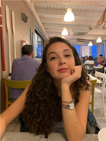 Studentessa al quinto anno di università, diplomata al liceo scientifico indirizzo internazionale, propone ripetizioni di matematica