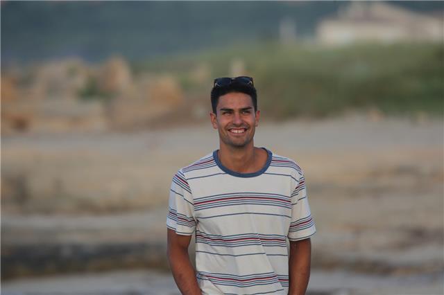 Mi nombre es andreu tomas, tengo 23 años, soy fisioterapeuta y desde los 10 toco la guitarra clásica. fui a clases en el conservatorio estudiando 4 años las siguientes asignaturas: lenguaje musical, coral, guitarra individual y guitarra colectiva obtenien