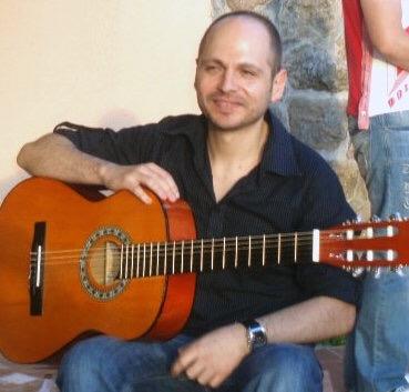 Doy clases de guitarra y ukelele online y a domicilio. también enseño solfeo