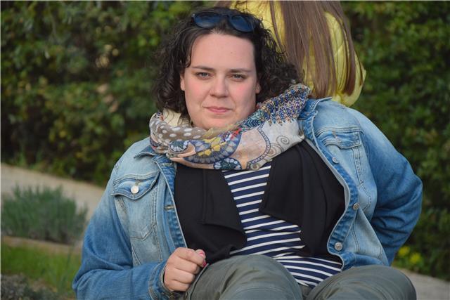 Ragazza offre lezioni di matematica per ragazzi di medie e elementari