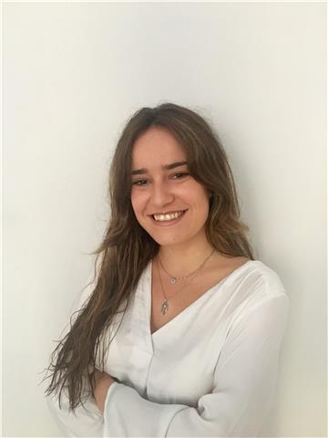 Hola 😊 me llamo celia y he estudiado relaciones internacionales. he vivido en inglaterra, escocia y malta durante un período de tiempo y tengo un nivel de inglés c1 certificado por cambridge. 

imparto clases de inglés para todos los niveles educativos, 