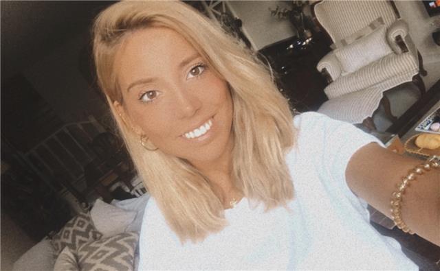 Soy estudiante de psicología, me ofrezco a dar clases de inglés a niños.
soy muy responsable,atenta,empatica y con mucha paciencia