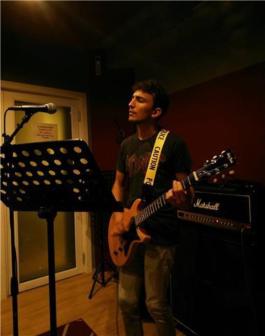 Sono un’insegnante di chitarra con 9 anni di esperienza con lo strumento