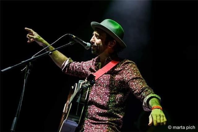 Musico compositor Argentino con años de experiencia dicta clases de canto, composicion de canciones e instrumento