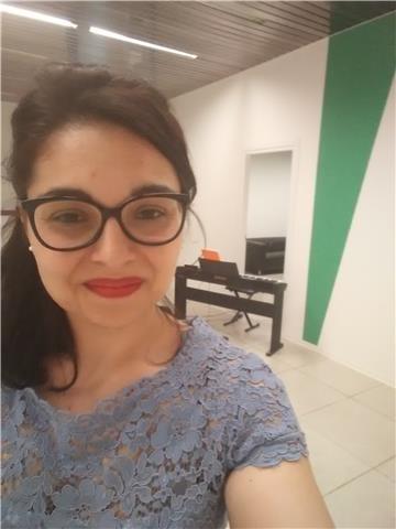 Violinista impartisce lezione di teoria musicale,solfeggio e violino e pianoforte