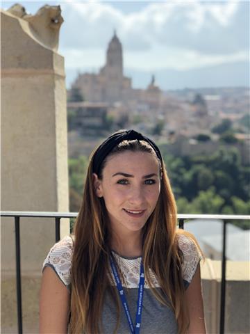 Laureata in lingue a culture per la comunicazione internazionale impartisce lezioni di materie umanistiche e di lingua spagnola/inglese
