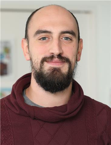 Maestro in Composizione diplomato in Inghilterra, sia percorso triennale che magistrale, fornisce Lezioni di chitarra Rock e di musica, anche online