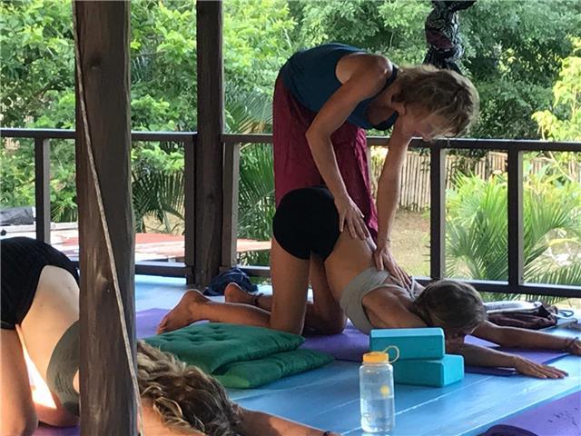 Coach profesional tira cartas como herramienta para autosanación, combinó cartas zen con aboriginales y tarot de marsella