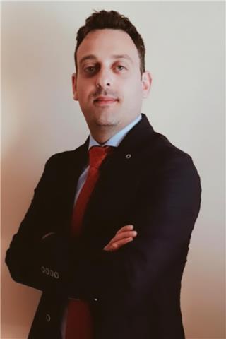 Insegnante con ampie conoscenze di storia e geografia in grado di far comprendere in maniera semplice la materia