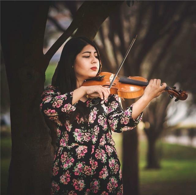 Profesora de violín con formación clásica y enseñanza adaptada a ti