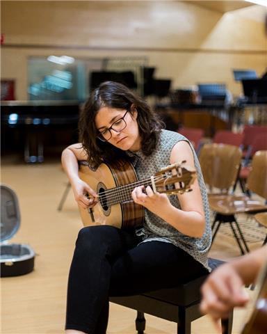 Clases de guitarra española y eléctrica. Titulada superior en guitarra