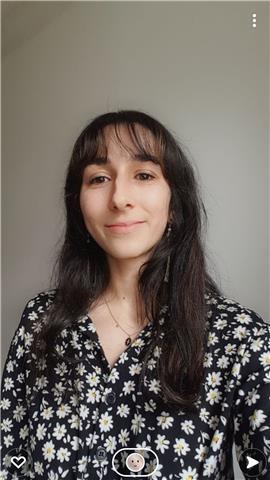 Welcome to the new age: Jeune professeure d'anglais à l'écoute des jeunes étudiants pour les faire progresser au mieux