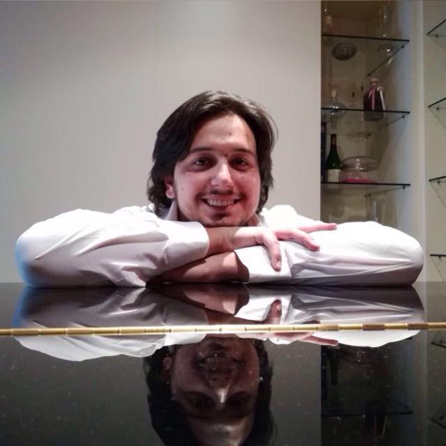 Insegnante di pianoforte diplomato in Conservatorio propone lezioni di strumento e solfeggio