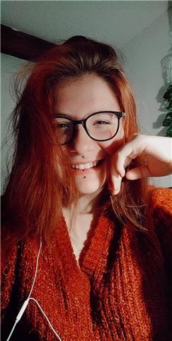 Estudiante trabajadora de bachillerato que congenia bien con los niños y está dispuesta a ayudar