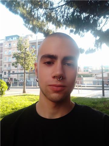 Profesor de historia, actualmente cursando grado, con extensos conocimientos sobre historia, sobre todo historia contemporánea (concretamente igm, iigm y guerra fría) además de entusiasta de la historia antigua y medieval. además, dispongo de nivel b2 de 