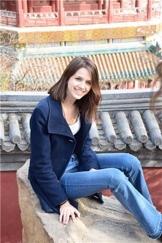 Studentessa con certificato Cambridge di livello C2 -corrispondente ad un livello madrelingua- offre lezioni private per tutte le età, sia per l'ottenimento di certificazioni, sia come aiuto scolastico che per fare conversazione