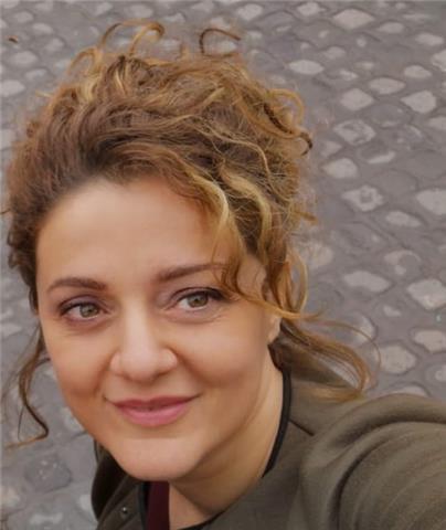 Laureata in Lettere, un Dottorato in Comunicazione della Scienza, impartisce lezioni di italiano, con una attenzione alla comunicazione e ai diversi linguaggi utilizzati per comunicare e alle diverse forme di scrittura