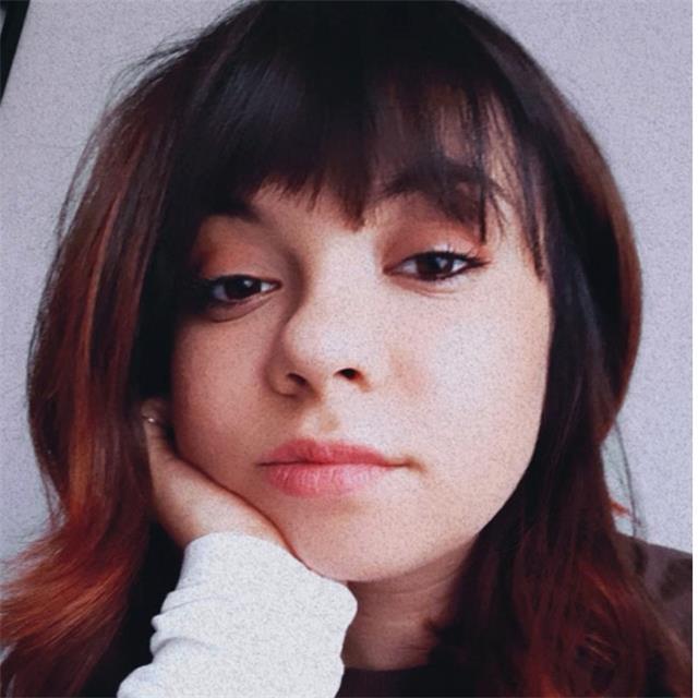 Ragazza neodiplomata impartisce lezioni di materie umanistiche per medie e superiori