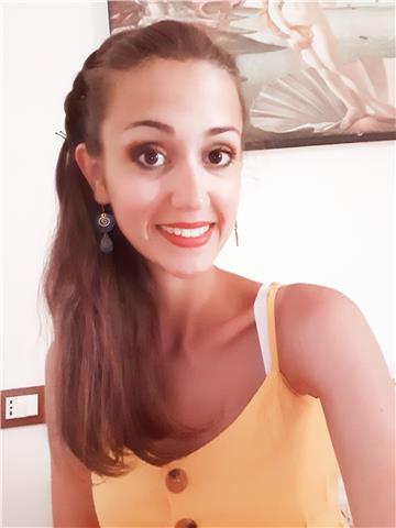 Mi chiamo Sara, ho un diploma di laurea triennale in Beni culturali e una laurea magistrale in Storia dell'arte. Amo dunque l'arte nella sua interezza, da quella antica a quella contemporanea. Mi piacerebbe molto dunque impartire lezioni su questa belliss