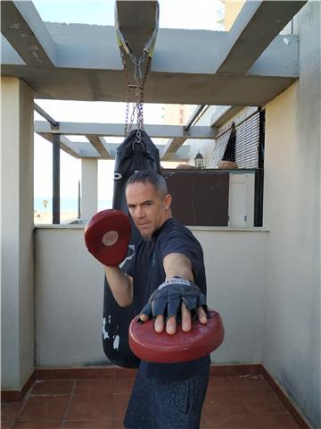 Entrenador de boxeo titulado, con amplia experiencia en gimnasios, se ofrece a dar clases a domicilio ,individuales o de grupos pequeños. Todas las edades y niveles