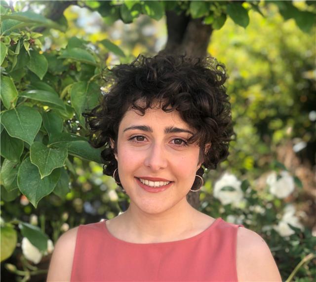 Laureata in Scienze filosofiche, offro ripetizioni di storia e filosofia per gli studenti del liceo, e sostegno allo studio di italiano e inglese ( metodo di esposizione orale e scritto) per gli studenti delle medie e delle elementari)