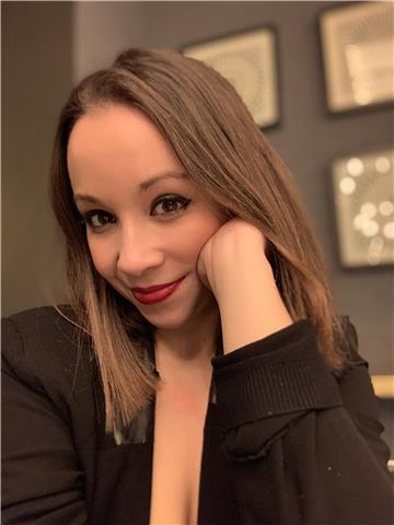 Profesora versátil que puede impartir clases de lengua castellana y literatura, geografía, historia e incluso inglés de un nivel no muy alto