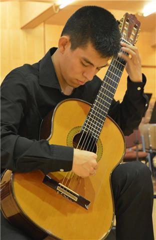 Graduado superior de conservatorio imparte clases de guitarra (clásica, eléctrica, Jazz, Rock, Bossa Nova, Pop, BSO...) y formación musical