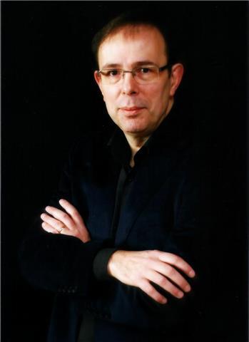 Graduado Superior de profesor de canto. Experiencia de más de 30 años