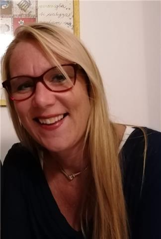 Donna olandese offre lezioni d'inglese a ragazzi della scuola elementare e medie