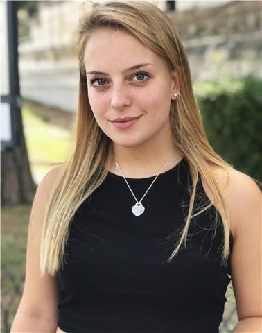 Studentessa primo anno di scienze biologiche con maturità linguistica