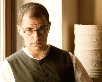 Profesor de canto lírico y de piano. estudios en paris