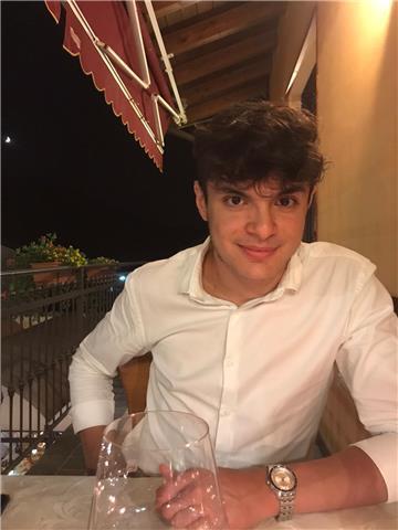 Studente diplomato al liceo linguistico offre lezioni private a ragazzi da elementari a superiori