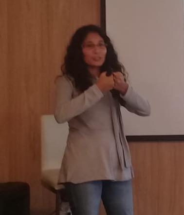 Profesora brinda clases de español para personas con interese y niveles diferentes