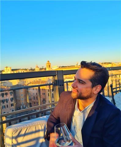 Laureando in Medicina e Chirurgia e diplomato presso liceo scientifico