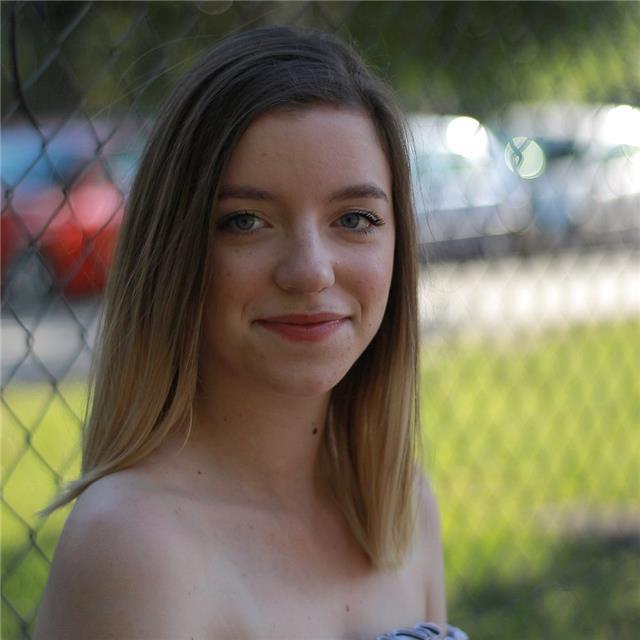 Doy clases particulares de latín y lengua castellana a chic@s desde primaria hasta bachillerato. soy estudiante de 2° de filología hispánica