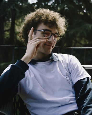 Sono uno studente dell'università di padova, più precisamente studio astronomia e fisica, però avendo studiato in un liceo scientifico sono in grado di insegnare qualunque materia (non latino) riconducibile ad un liceo scientifico, incluse: letteratura(it